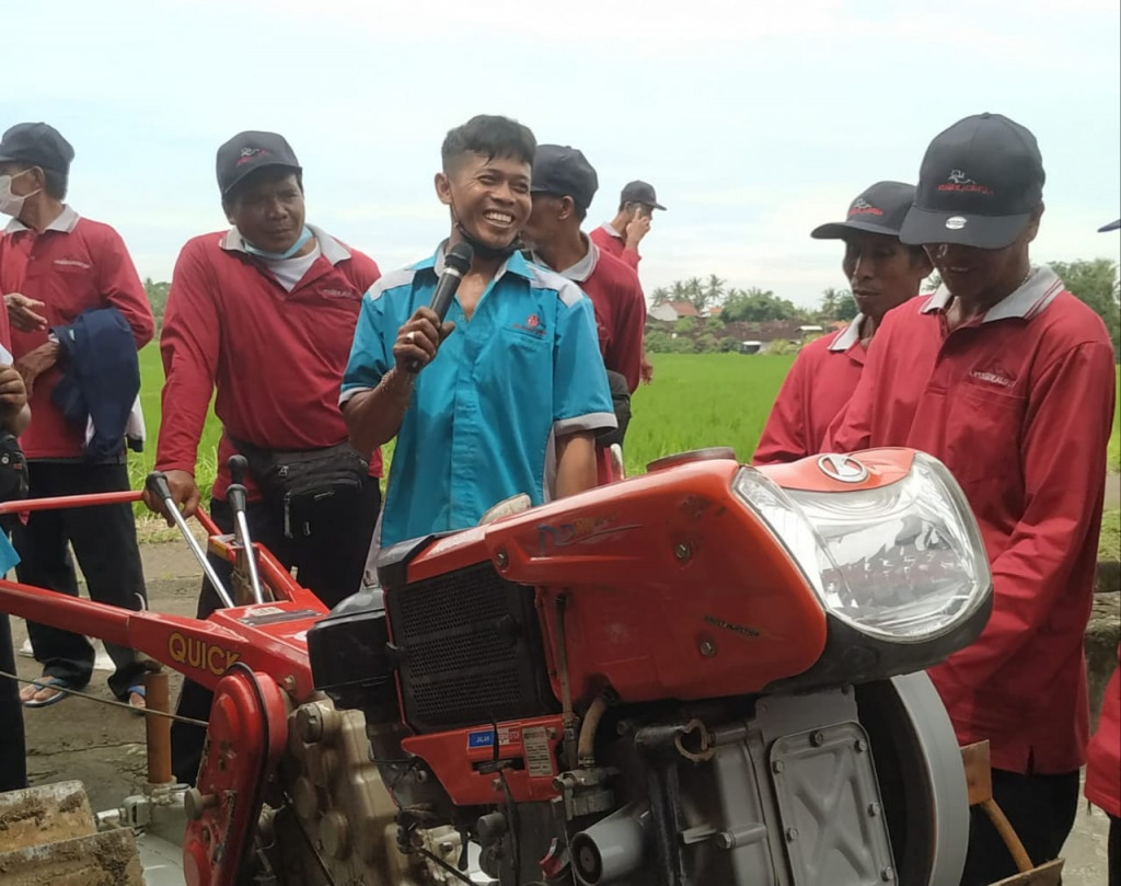 SOPIR TRAKTOR LANGKA PETANI DILATIH MENJADI OPERATOR ALSINTAN